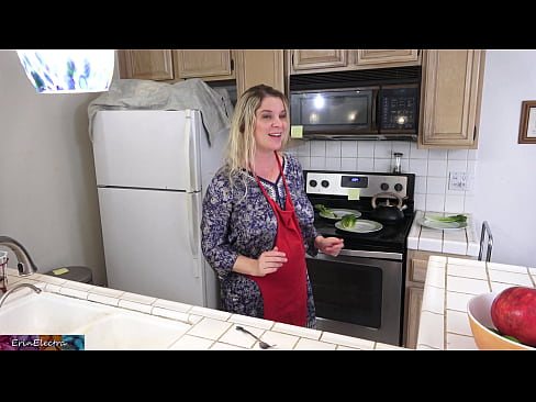 ❤️ Matrigna che lo munge in cucina prima del suo appuntamento ❤❌ Porno al it.com-milf-300.ru ❌️❤